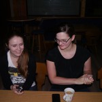 Anna und Selina besprechen letzte Details beim Kaffee